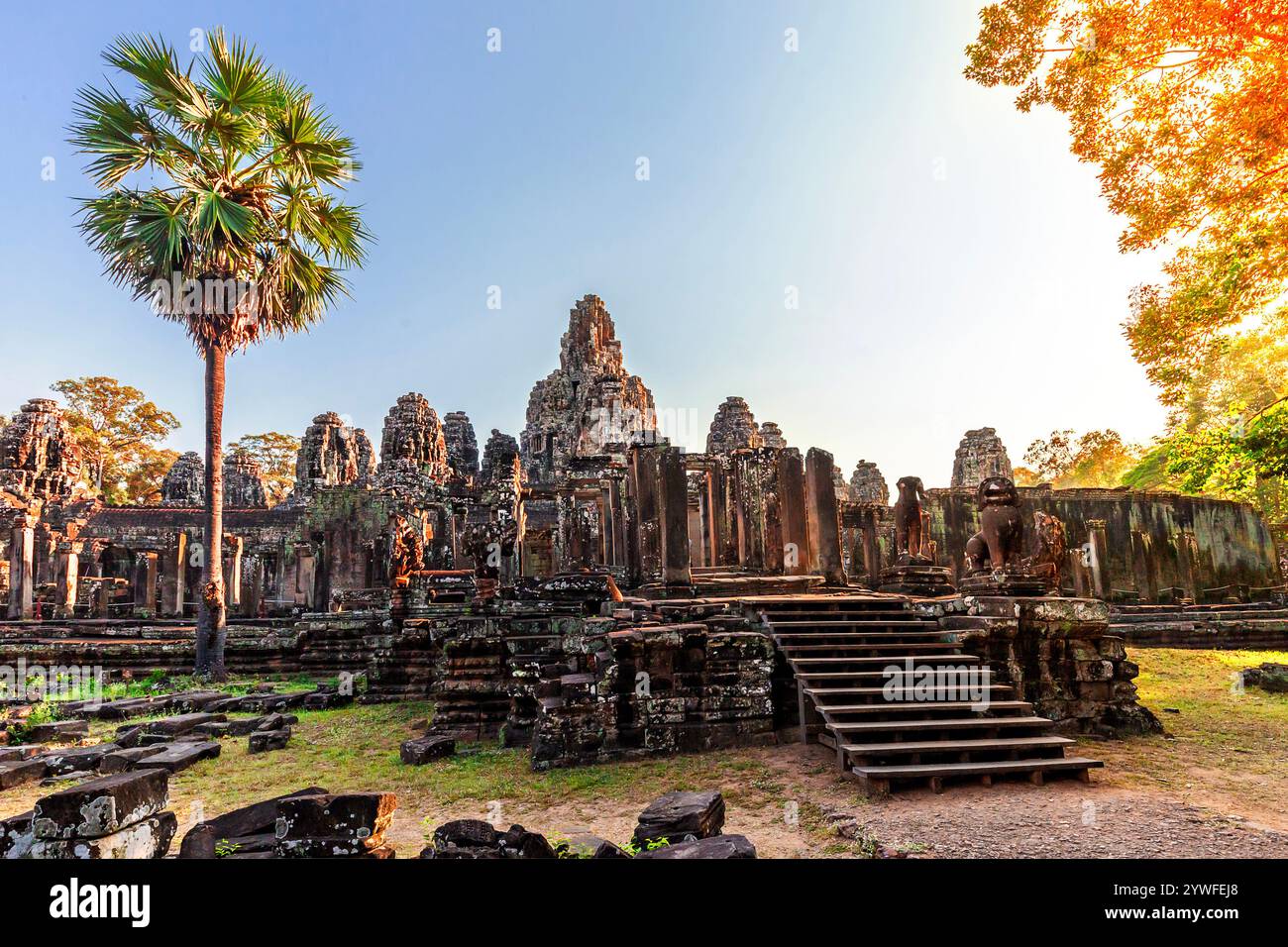 Temple Bayon au coucher du soleil dans la ville temple d'Angkor Wat à Siem Reap, Cambodge Banque D'Images