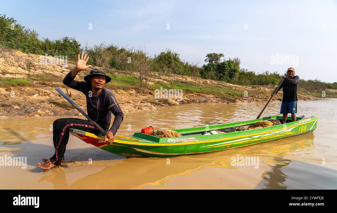 Bateau avec des pêcheurs sur elle dans le lac Tonle SAP, Cambodge Banque D'Images