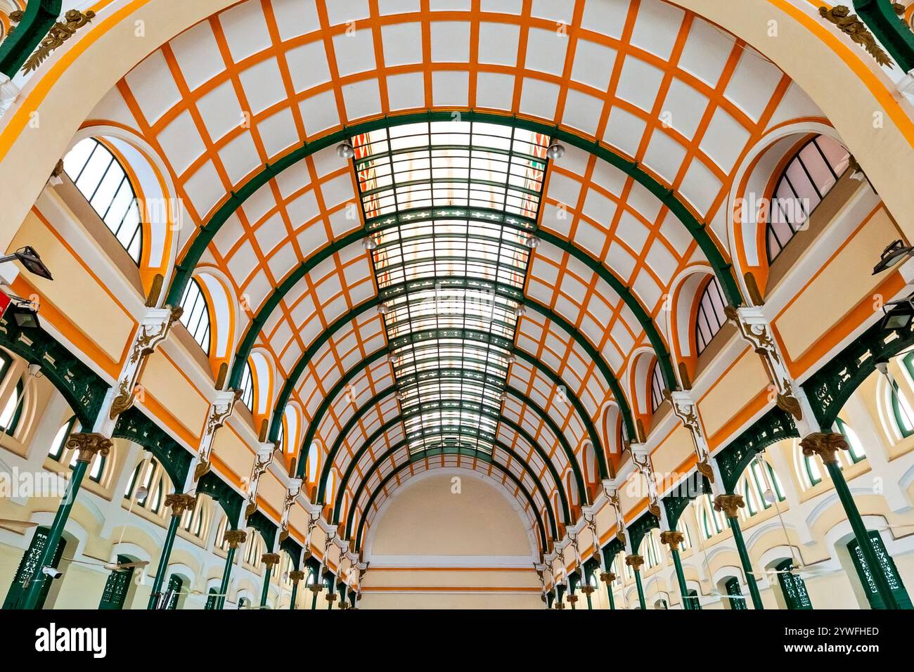 Plafond du bureau de poste colonial à Ho Chi Minh-ville, Vietnam Banque D'Images