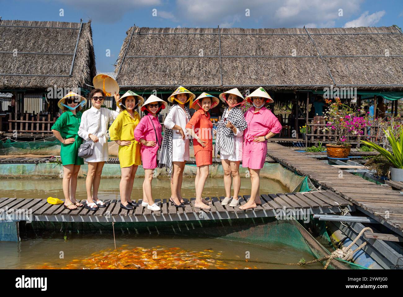 Femmes locales en robes colorées à Can Tho, Vietnam Banque D'Images