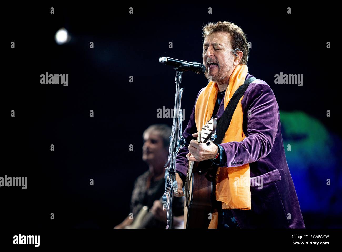 Le chanteur espagnol Manolo García se produit sur scène au Palau Sant Jordi le 30 novembre 2024 à Barcelone, en Espagne Banque D'Images
