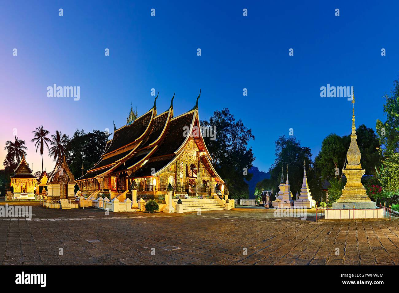 Historique Wat Xieng Thong connu comme Temple de la ville dorée au crépuscule à Luang Prabang, Laos. Banque D'Images