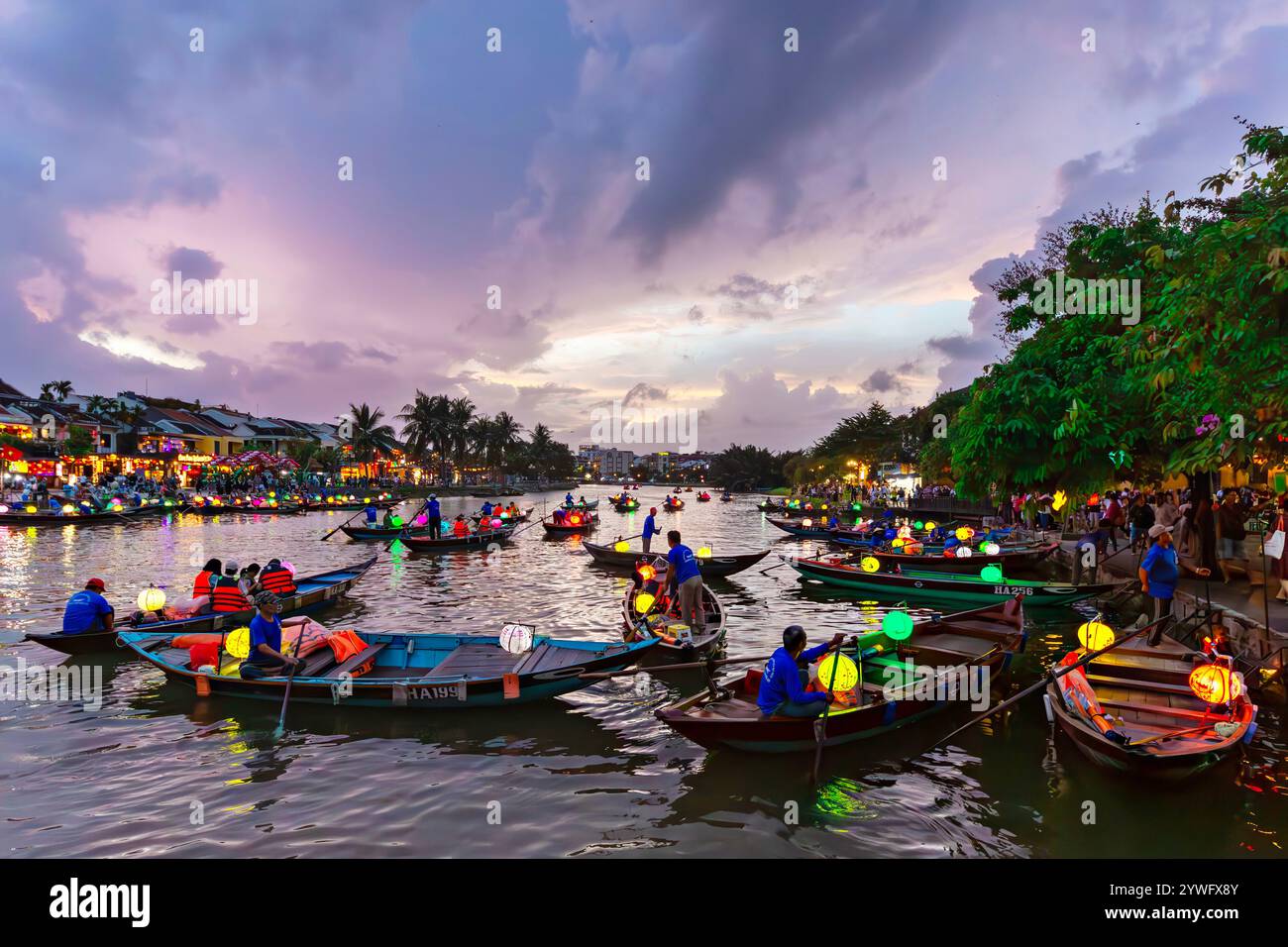 Bateaux lanternes traditionnels au crépuscule à Hoi an, Vietnam Banque D'Images
