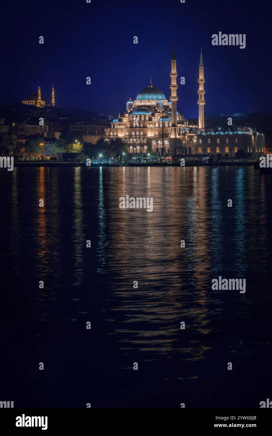 Scène nocturne sur la Nouvelle Mosquée connue aussi sous le nom de Yeni Cami, au crépuscule, à Istanbul, Turquie. Banque D'Images