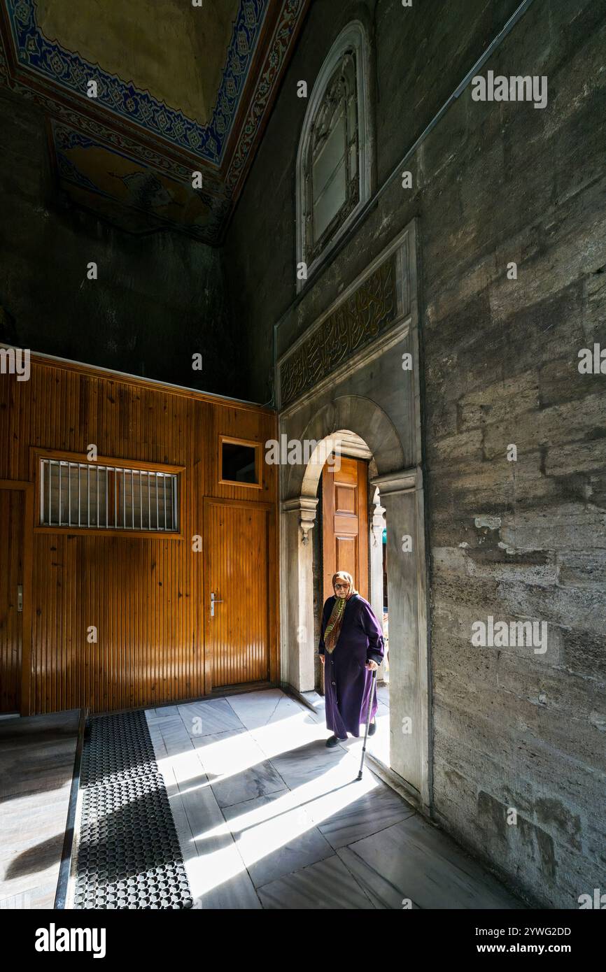 Femme âgée dans la cour de la mosquée Eyup Sultan à Istanbul, Turquie Banque D'Images