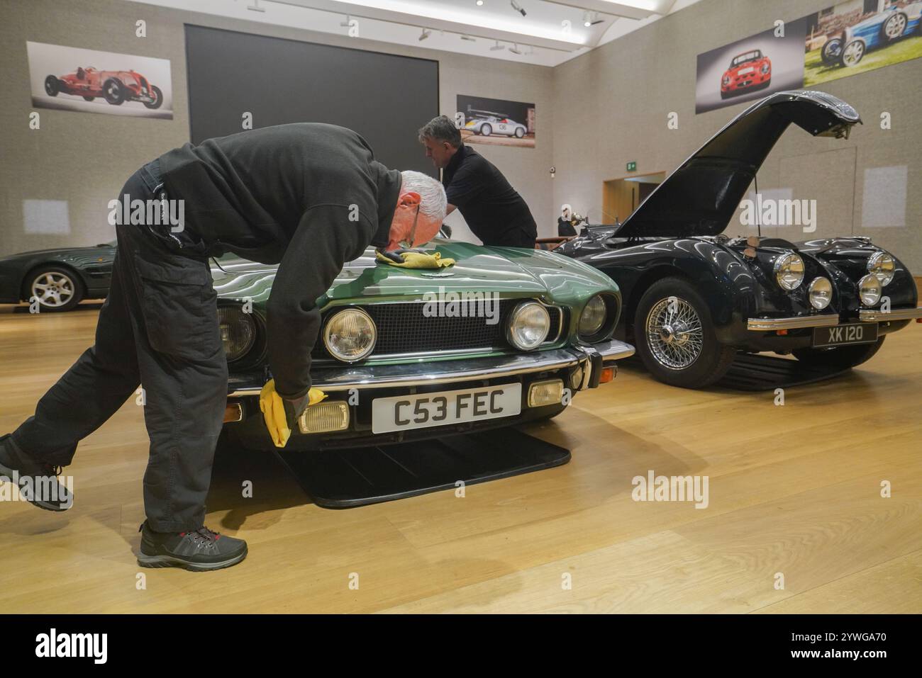 Londres, Royaume-Uni. 11 décembre 2024 personnel polissant une Aston Martin V8 volante EFI 1986, estimation : £120 000 - £150,000. Bonhams Bond Street vente de voitures de collection importantes et automobiles . La vente aura lieu le 12 décembre à Bonhams New Bond Street.Credit.Amer Ghazzal/Alamy Live News Banque D'Images