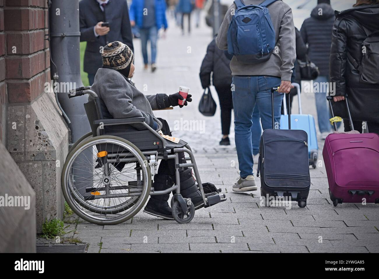 Bettler in Muenchen : Haendler Fordern stadtweites Bettelverbot. Archivfoto : Frau, Bettlerin im Rollstughl, Bettler in Muenchen, bettelt, Passanten gehen achtlos vorbei. *** Mendiants à Munich les marchands appellent à l'interdiction dans toute la ville de mendier PHOTO femme, mendiant en fauteuil roulant, mendiant à Munich, mendiant, passants passent par négligemment Banque D'Images