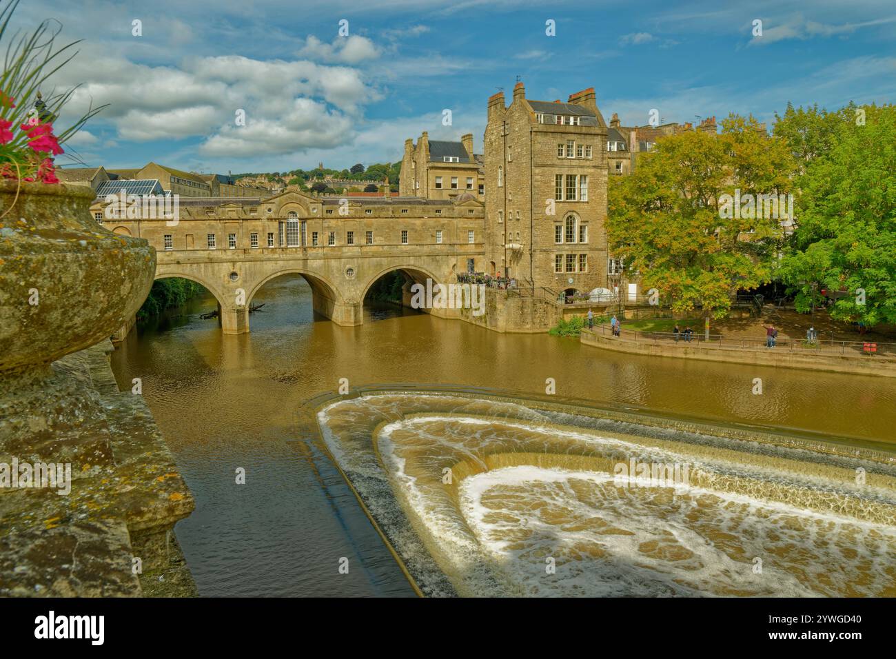 Le pont Pulteney enjambant la rivière Avon à Bath dans le Somerset, Angleterre, Royaume-Uni. Banque D'Images