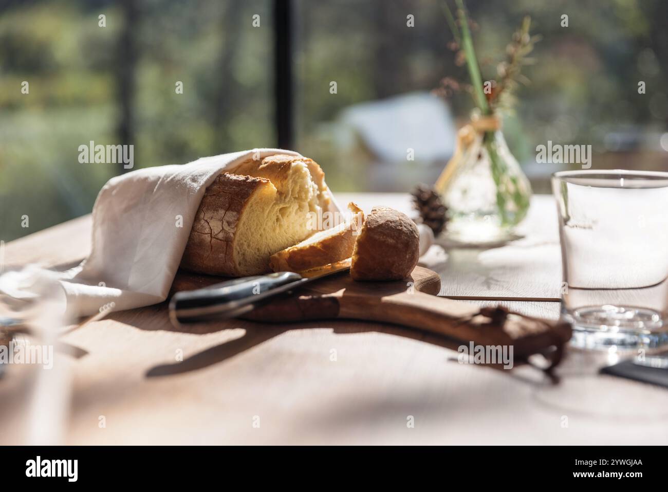Glamping cabane restaurant avec pain frais sur table dans la forêt. Banque D'Images