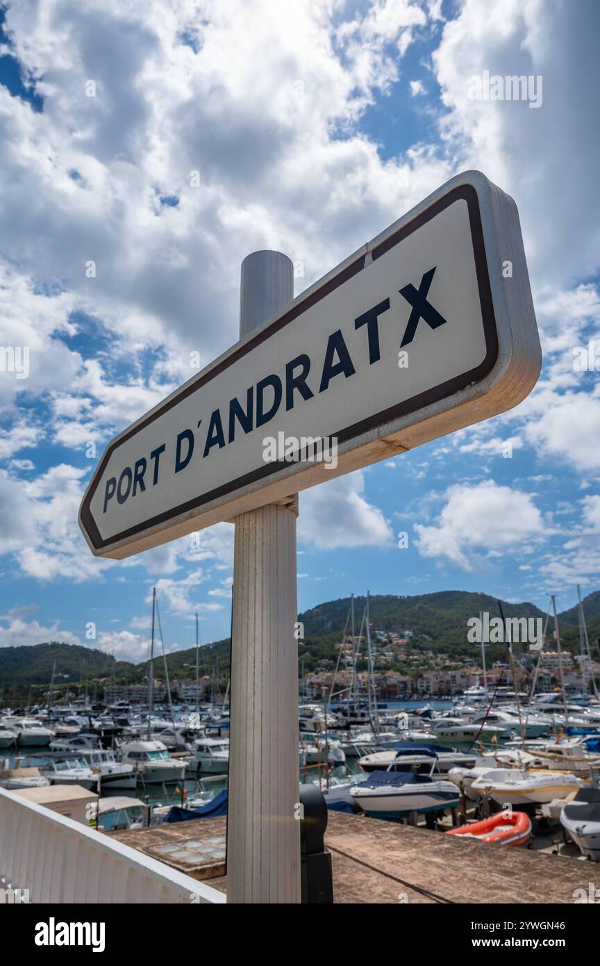 Port Andratx, Mallorca Schild am Hafen mit Schiffen und Yachten im Hintergrund, Mallorca, Vertikalaufnahme mit niedrigem Winkel Port Andratx, Mallorca Banque D'Images