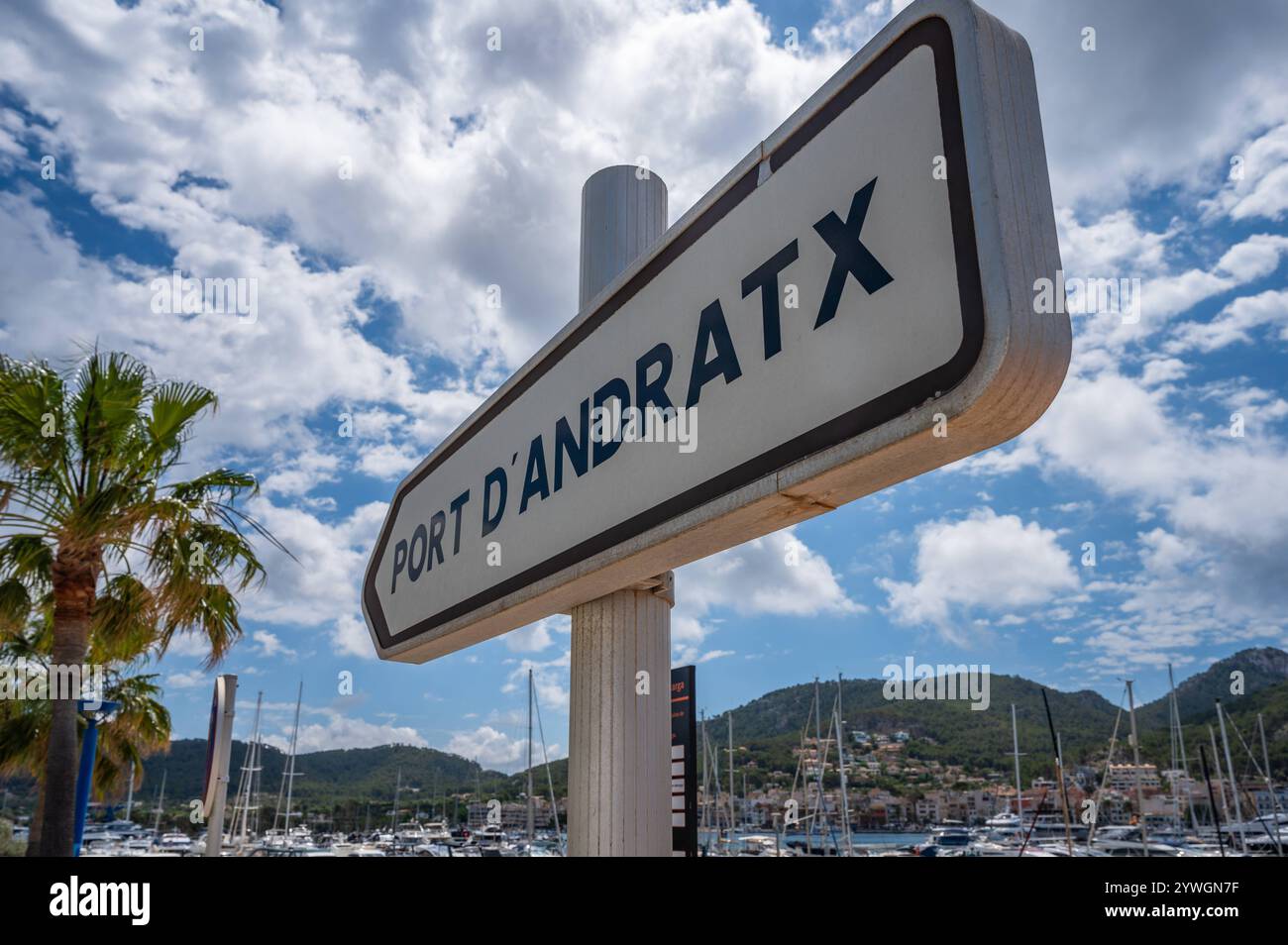 Port Andratx, Mallorca Schild am Hafen mit Schiffen und Yachten im Hintergrund, Mallorca, Flachwinkel Horizontalaufnahme Port Andratx, Mallorca Schild Banque D'Images