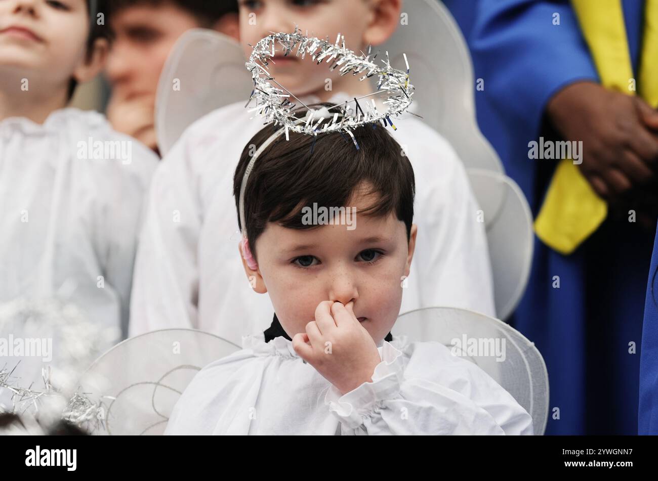 Tommy McKinney du chœur d'enfants «Little Angels» de l'établissement Josephs Nursery, Dublin, lors du lancement du Live animal Crib au Mansion House dans le centre-ville de Dublin. C’est le seul berceau pour animaux vivants de Dublin et il est ouvert jusqu’à la veille de Noël. Date de la photo : mercredi 11 décembre 2024. Banque D'Images