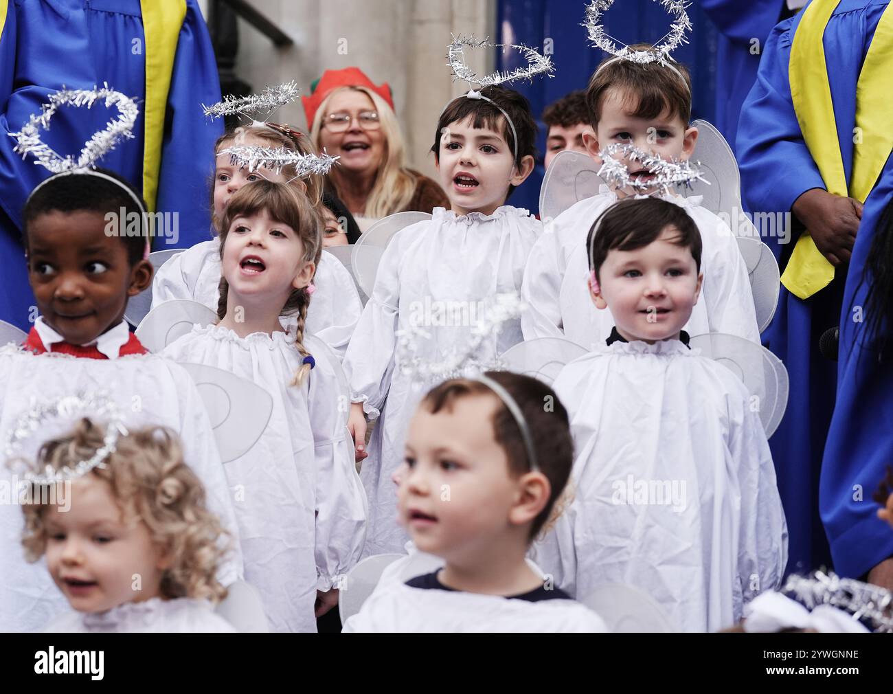 Membres de la chorale d'enfants «Little Angels» de Josephs Nursery, Dublin, lors du lancement du Live animal Crib au Mansion House dans le centre-ville de Dublin. C’est le seul berceau pour animaux vivants de Dublin et il est ouvert jusqu’à la veille de Noël. Date de la photo : mercredi 11 décembre 2024. Banque D'Images