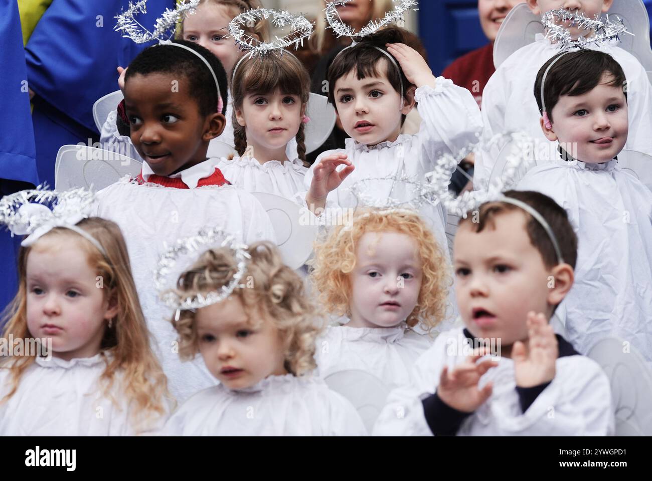 Membres de la chorale d'enfants «Little Angels» de Josephs Nursery, Dublin, lors du lancement du Live animal Crib au Mansion House dans le centre-ville de Dublin. C’est le seul berceau pour animaux vivants de Dublin et il est ouvert jusqu’à la veille de Noël. Date de la photo : mercredi 11 décembre 2024. Banque D'Images