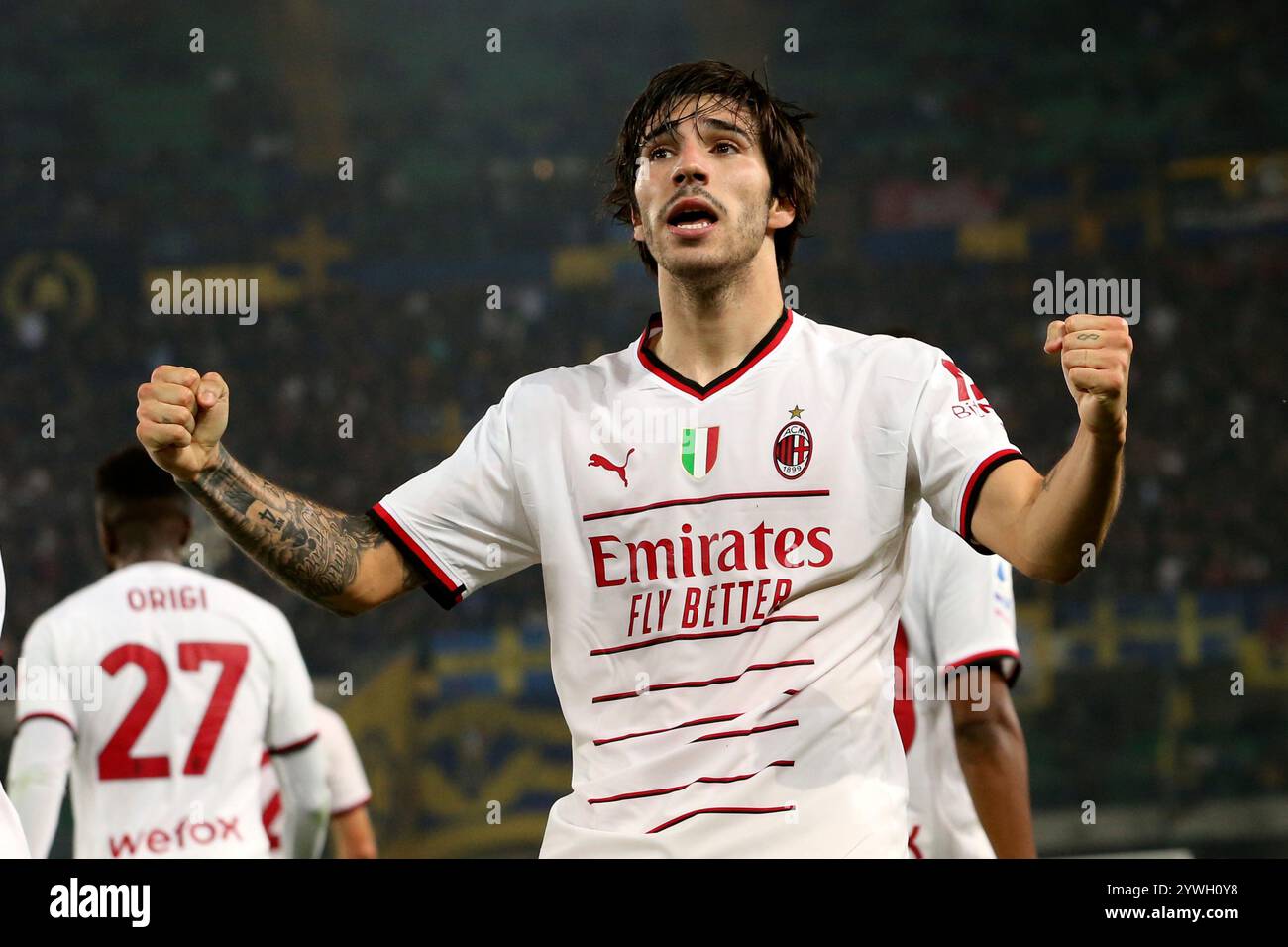 Vérone, Italie. 16 octobre 2022. Foto Paola Garbuio/LaPresse 16 Ottobre 2022 - Vérone, Italia - sport, calcio -Hellas Verona vs Milan - Campionato Italiano di calcio Serie A TIM 2022/2023 - Stadio Marcantonio Bentegodi. Nella foto:Sandro TONALi (A.C. Milan) ; esultanza gol 1-2 16 octobre 2022 Vérone, Italie - sport, calcio - Hellas Vérone vs Milan - Championnat d'Italie de football Serie A 2022/2023 - stade Marcantonio Bentegodi. Sur la photo : Sandro TONALi (A.C. Milan) ; objectif de célébration 1-2 crédit : LaPresse/Alamy Live News Banque D'Images