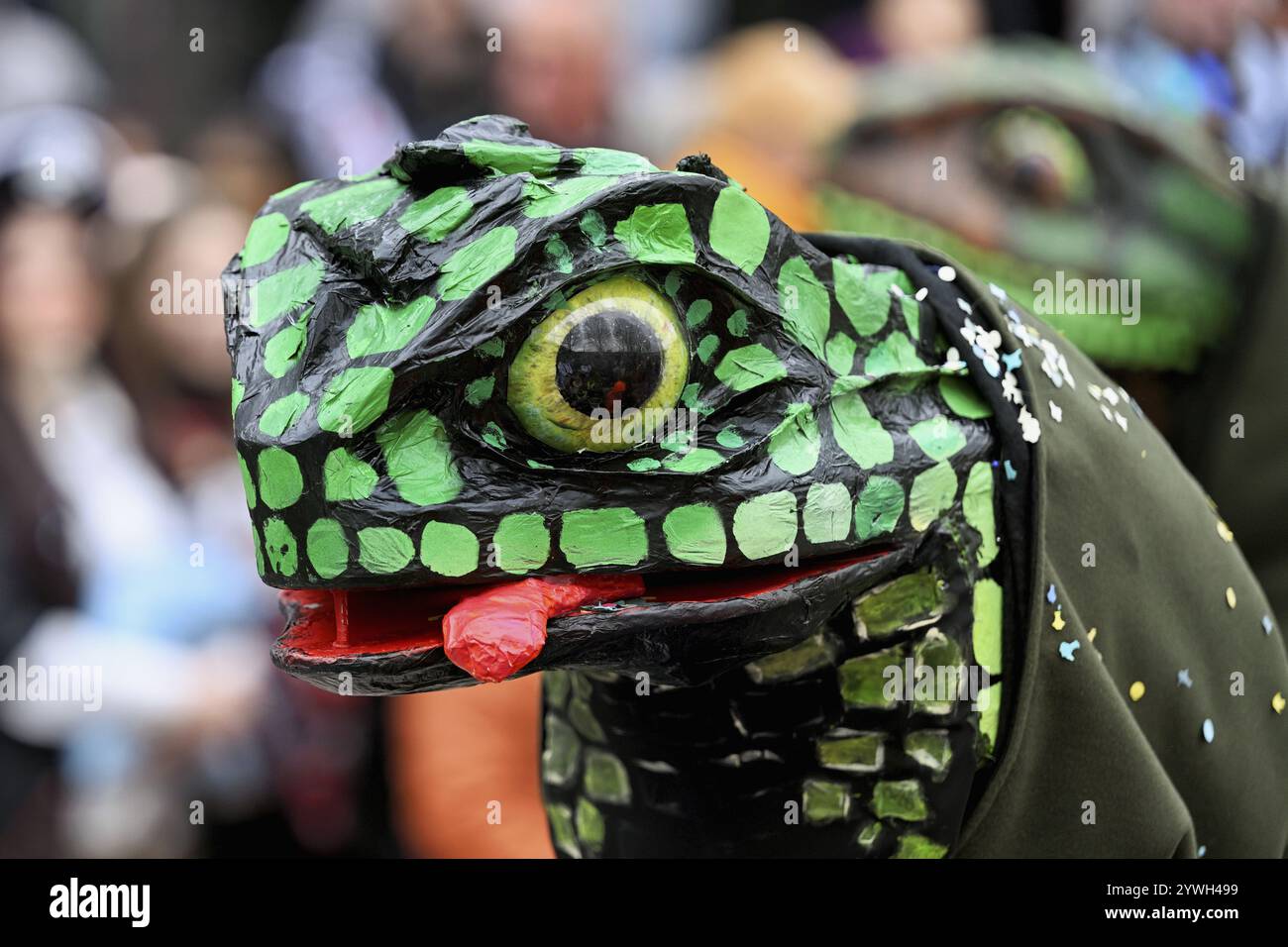 Personne masquée comme un lézard au défilé du carnaval de la guilde Wey le lundi des roses, Guedismaentig, Carnaval de Lucerne 2024, Lucerne, Suisse, Europe Banque D'Images