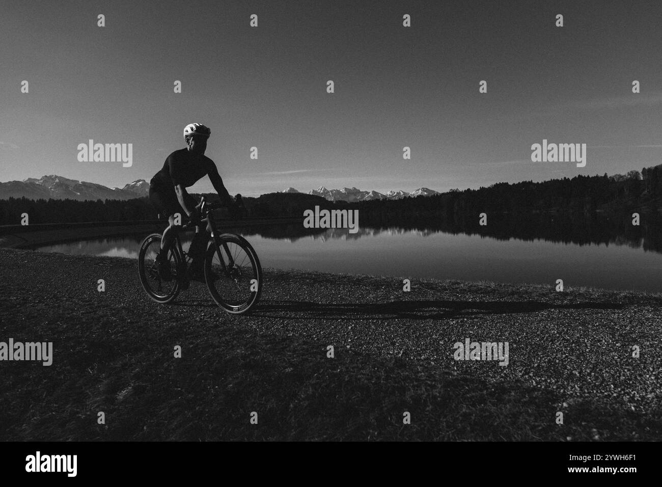 Cycliste de route au printemps dans l'Allgaeu sur fond pittoresque des Alpes, de la Bavière, de l'Allemagne, de l'Europe Banque D'Images