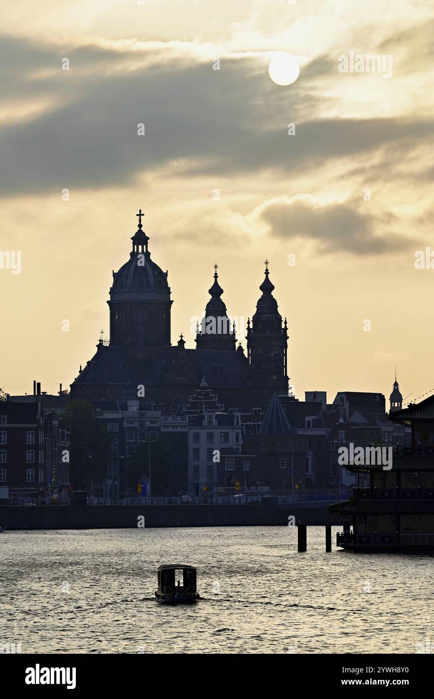 Basilique Saint-Nicolas (néerlandais : Sint-Nicolaasbasiliek), église catholique romaine avec des éléments néo-baroques et néo-Renaissance, Amsterdam, Province du No Banque D'Images