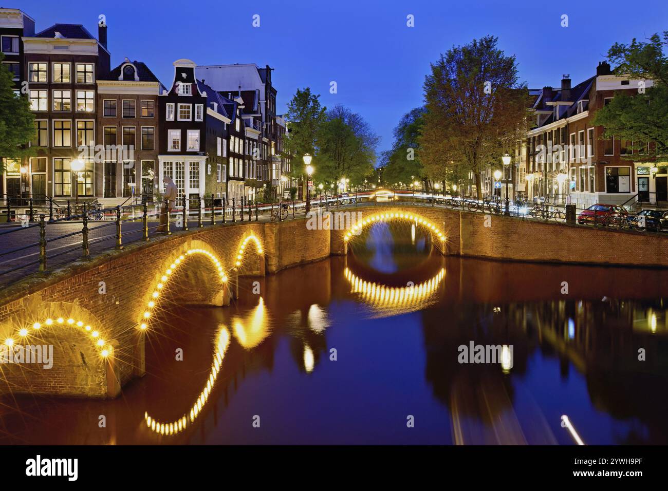 Canal Prinsengracht dans la lumière du soir après le coucher du soleil, Amsterdam, Hollande du Nord, pays-Bas Banque D'Images