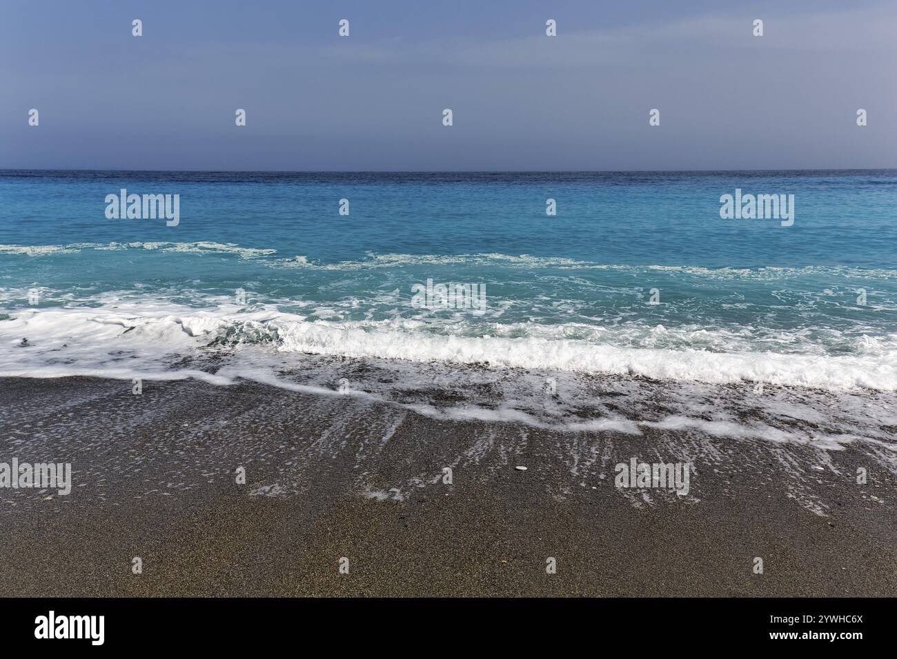 Vagues douces sur le rivage, surf peu profond sur la plage, eau turquoise, Leonidi, Leonidio, Arcadia, Péloponnèse, Grèce, Europe Banque D'Images