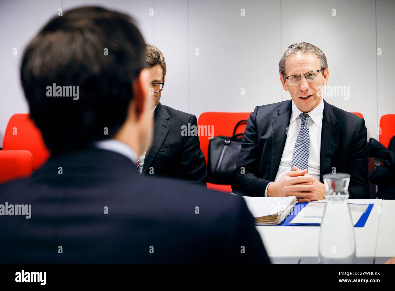 Joerg Kukies, Bundesfinanzminister SPD, trifft Wopke Hoekstra, eu-Kommissar fuer Klimaschutz zu einem gespraech im Rahmen des Eurogruppe / ECOFIN-rates, Bruessel, 10.12.2024. Fotografiert im Auftrag des Bundesministerium der Finanzen BMF Bruessel Belgien *** Joerg Kukies, ministre fédéral des Finances SPD , rencontre Wopke Hoekstra, commissaire européen à l'action pour le climat pour une discussion au Conseil ECOFIN de l'Eurogroupe, à Bruxelles, 10 12 2024 photographie au nom du ministère fédéral des Finances BMF Brussels Belgium Copyright : xFelixxZahn/BMFx Banque D'Images