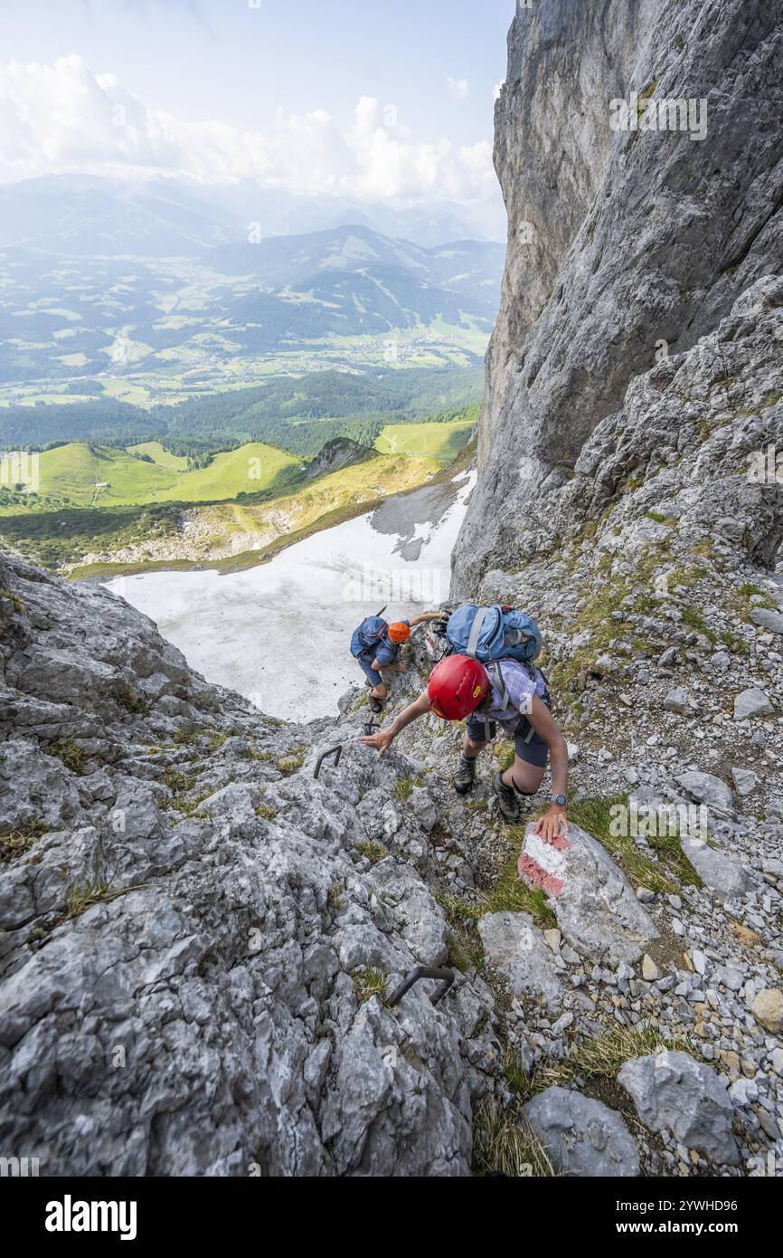 Deux alpinistes avec des casques sur un sentier de randonnée étroit, ascension à l'Ackerlspitze, Wilder Kaiser, montagnes Kaiser, Tyrol, Autriche, Europe Banque D'Images