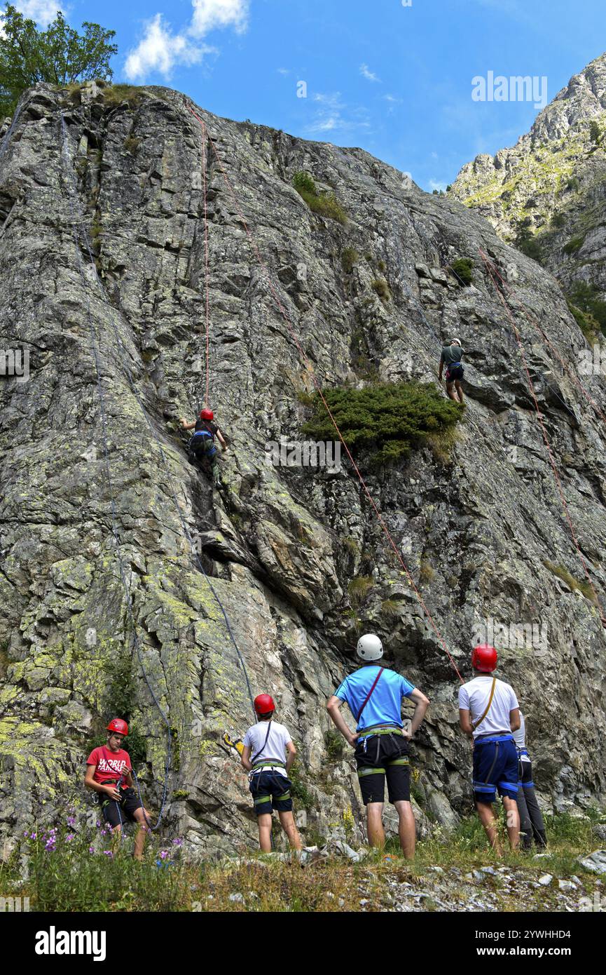 Grimpeur sur le rocher dans une rampe d'escalade dans la zone d'escalade de Van d'en Haut, Vallon de Van, Salvan, Valais, Suisse, Europe Banque D'Images