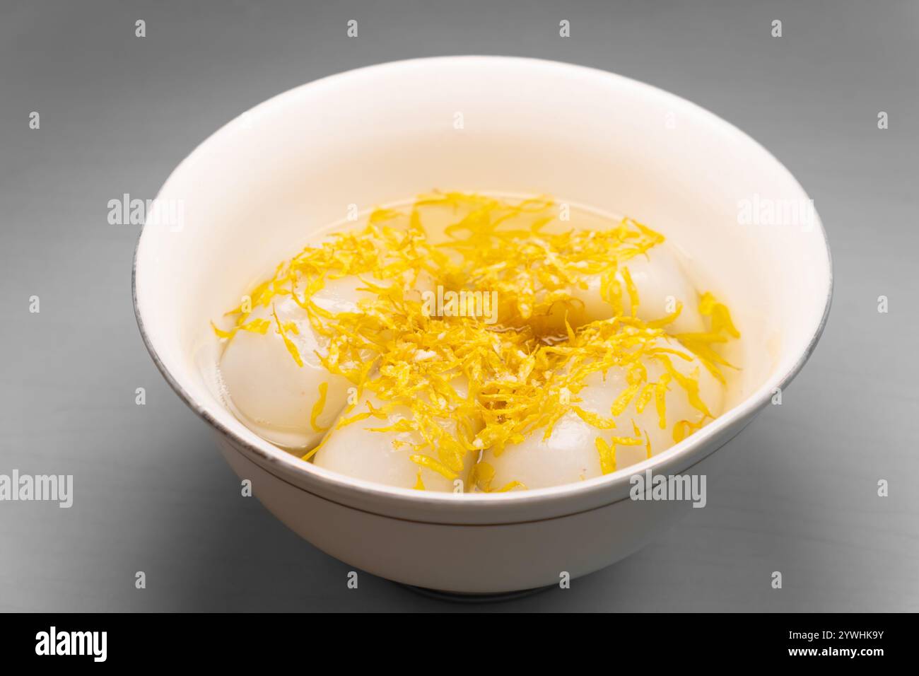 Bol à vue d'angle de boules de riz gluant Chrysanthemum à composition horizontale Banque D'Images