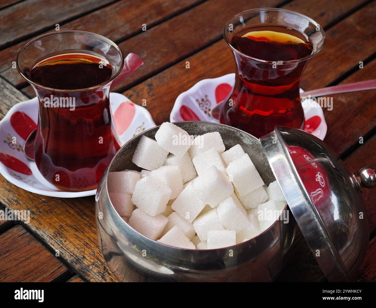 Dégustez du thé culturel turc (çay) servi dans de petits verres en forme de tulipe avec des cubes de sucre Banque D'Images
