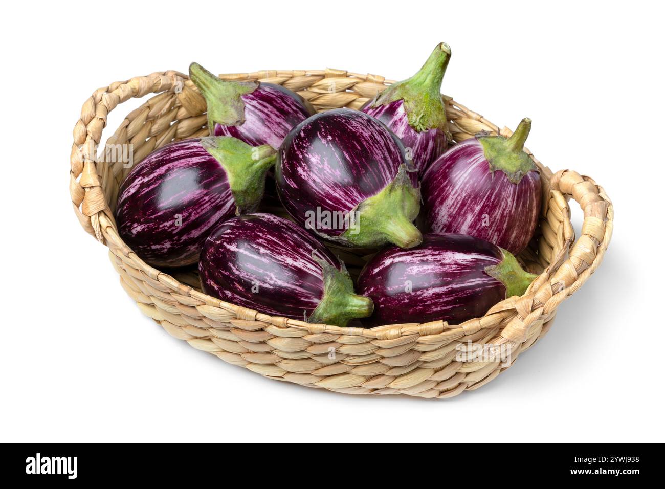 Mini aubergines rayées violettes crues fraîches dans un panier isolé sur fond blanc gros plan Banque D'Images