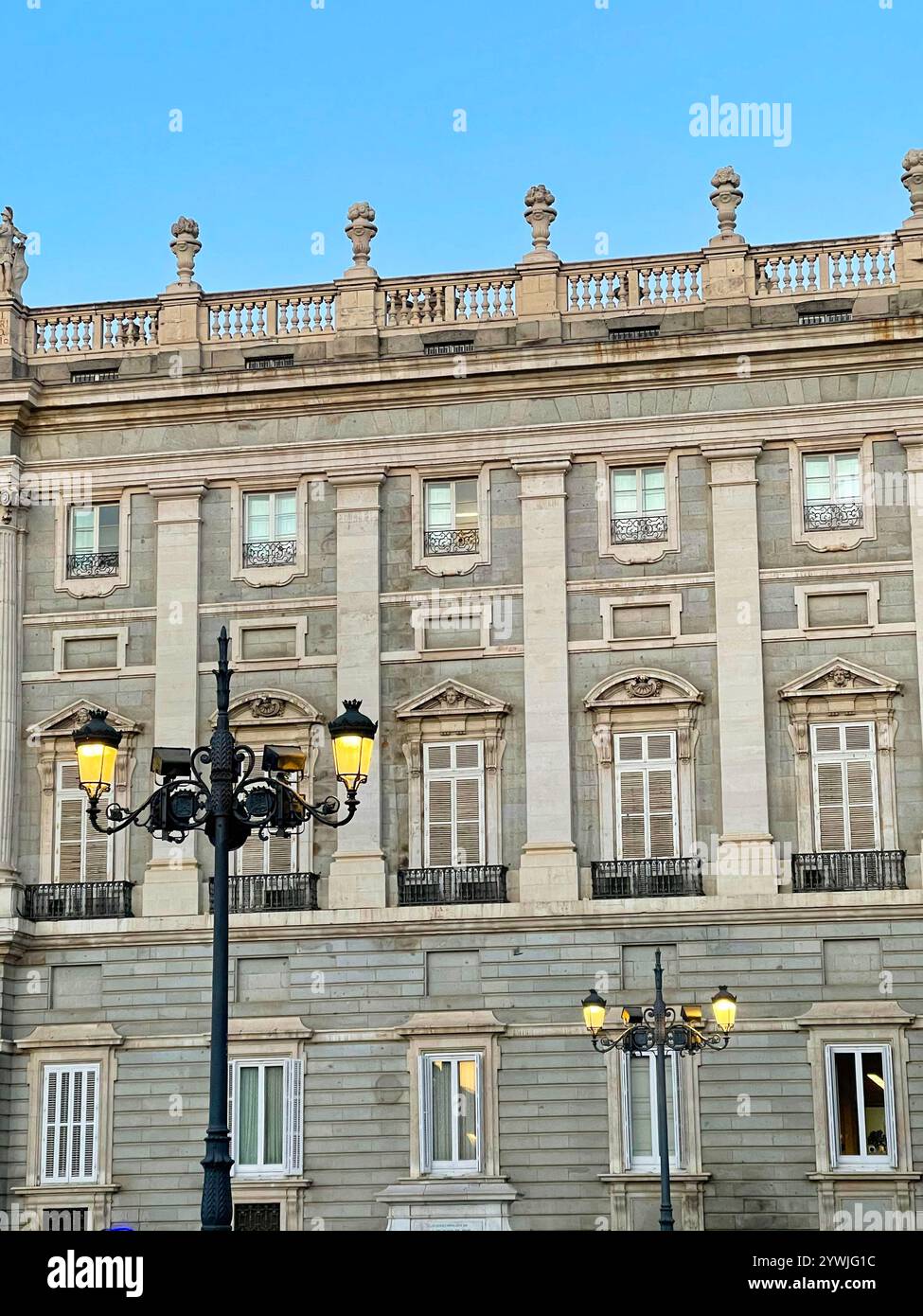 Façade du Palais Royal, vue rapprochée. Madrid, Espagne. - Image de stock capturée avec un smartphone