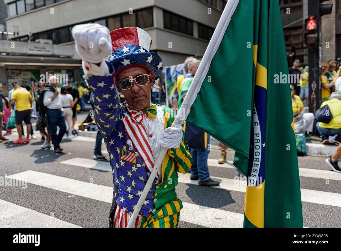 Supporter masculin vêtu d'un costume de fantaisie avec les drapeaux américain et brésilien, l'ancien président Jair Bolsonaro sera sur Paulista Avenue ce samedi septembre Banque D'Images