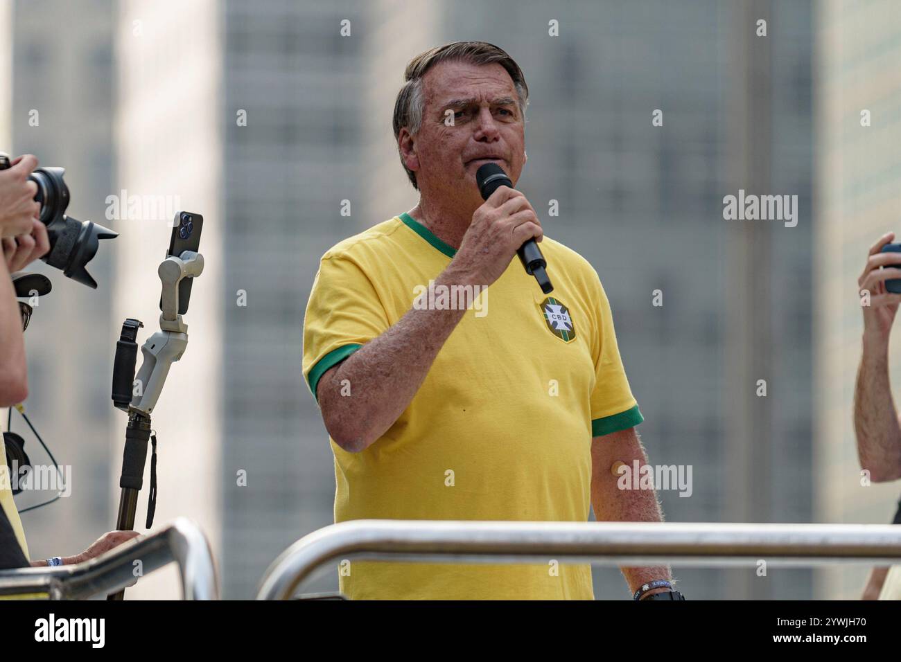 Bolsonaro et ses supporters sur la scène tout en parlant.   L'ancien président Jair Bolsonaro était sur l'avenue Paulista le samedi 7 septembre pour célébrer Banque D'Images