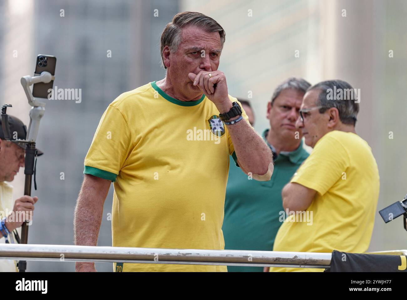 Bolsonaro et ses supporters sur la scène tout en parlant.   L'ancien président Jair Bolsonaro était sur l'avenue Paulista le samedi 7 septembre pour célébrer Banque D'Images