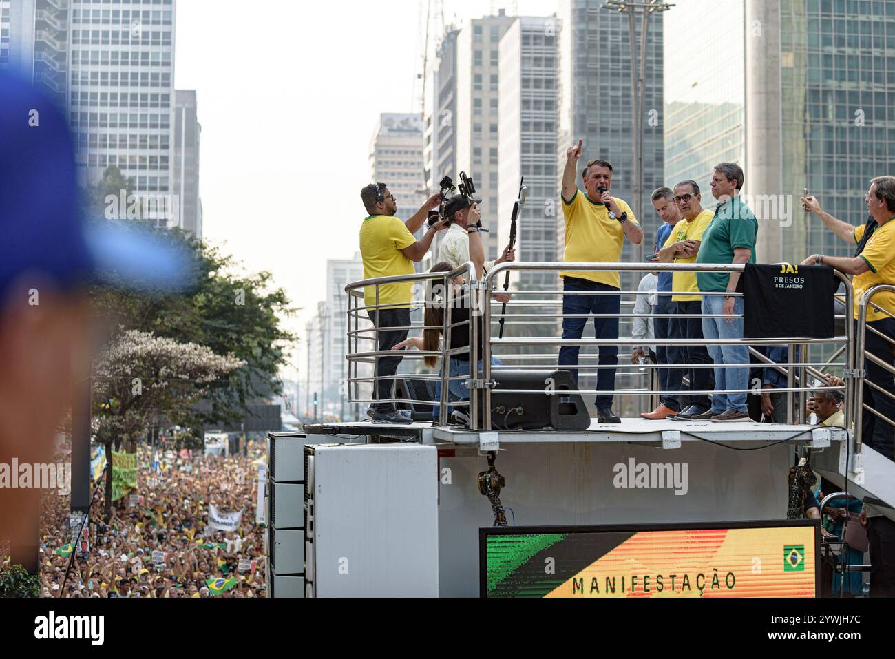 Bolsonaro et ses supporters sur la scène tout en parlant.   L'ancien président Jair Bolsonaro était sur l'avenue Paulista le samedi 7 septembre pour célébrer Banque D'Images