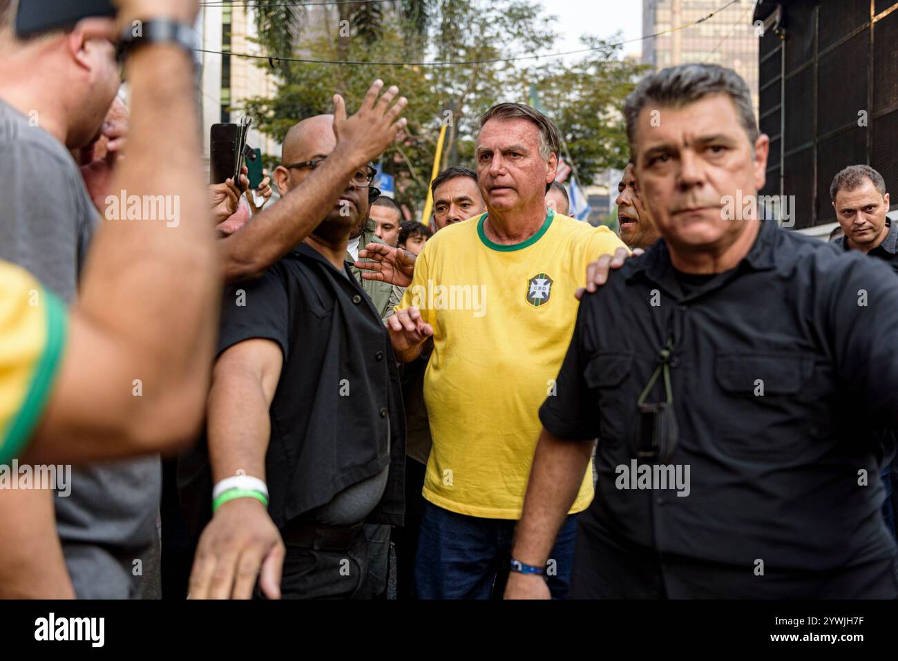 Bolsonaro salue à nouveau les supporters avant de quitter le rallye.   L'ancien président Jair Bolsonaro était sur l'avenue Paulista le samedi 7 septembre à Banque D'Images