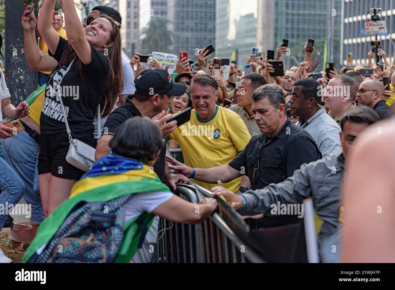 Bolsonaro salue à nouveau les supporters avant de quitter le rallye.   L'ancien président Jair Bolsonaro était sur l'avenue Paulista le samedi 7 septembre à Banque D'Images