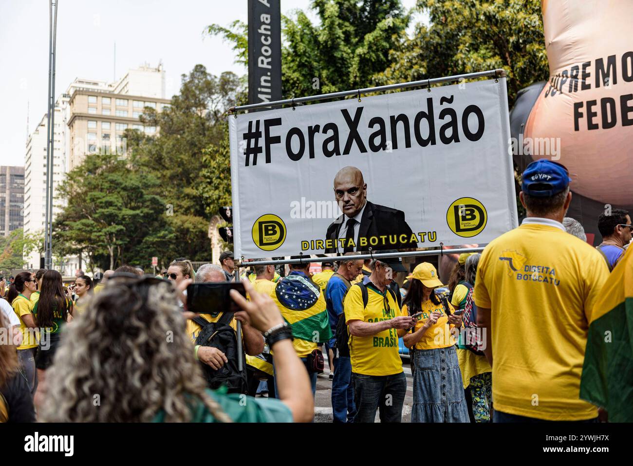 Supporter tenant une grande bannière qui dit "dehors" Alexandre de Moraes   L'ancien président Jair Bolsonaro était sur l'avenue Paulista le samedi 7 septembre, Banque D'Images