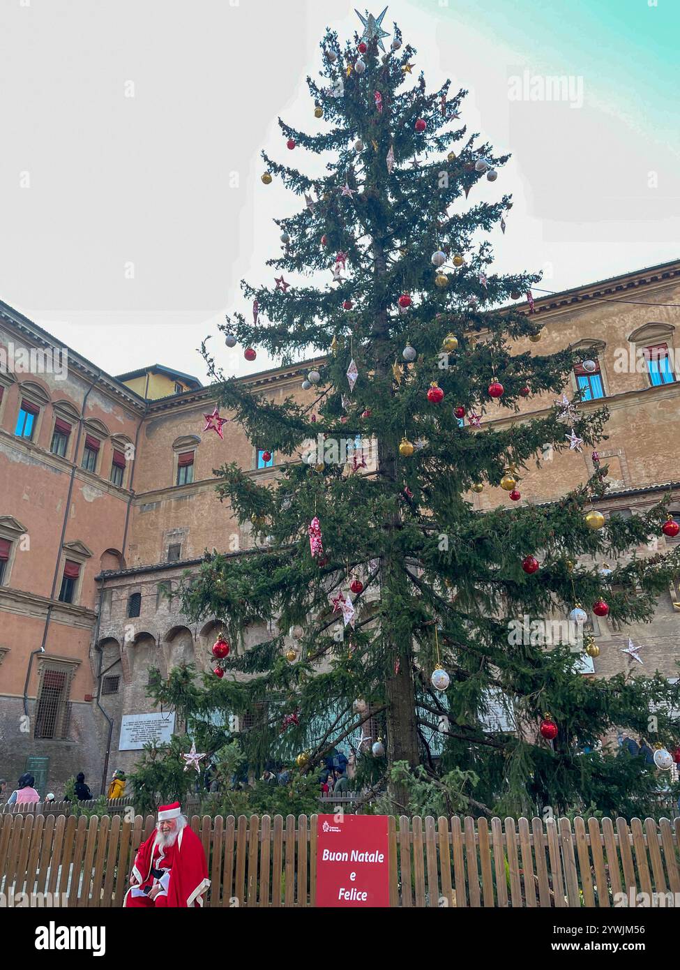 Père Noël sous le sapin de Noël sur la Piazza Nettuno, Bologne Banque D'Images