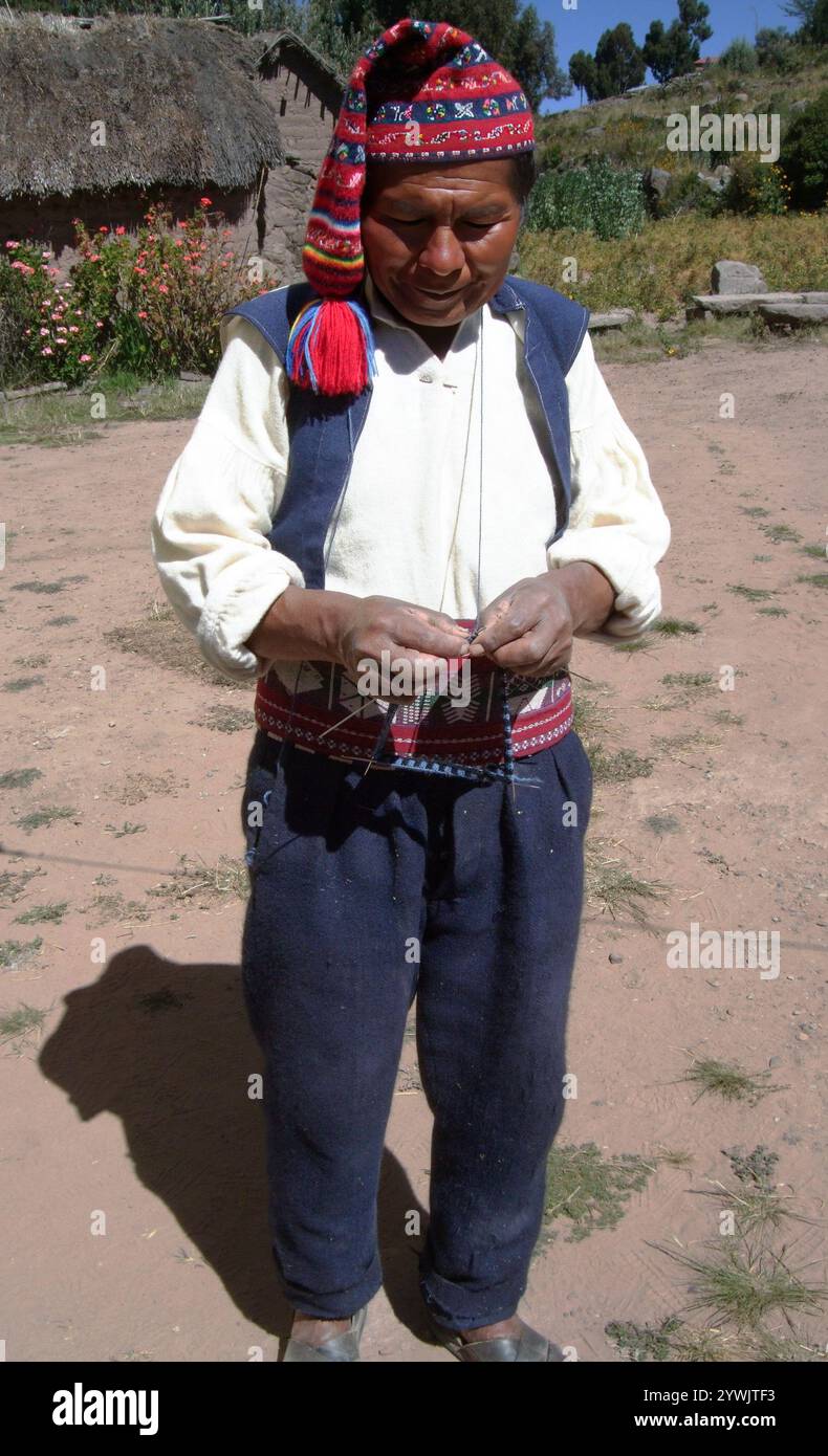 Homme portant des vêtements traditionnels et portant pompon bonnet tricoté, île Taquile, lac Titicaca, Pérou, Amérique du Sud Banque D'Images
