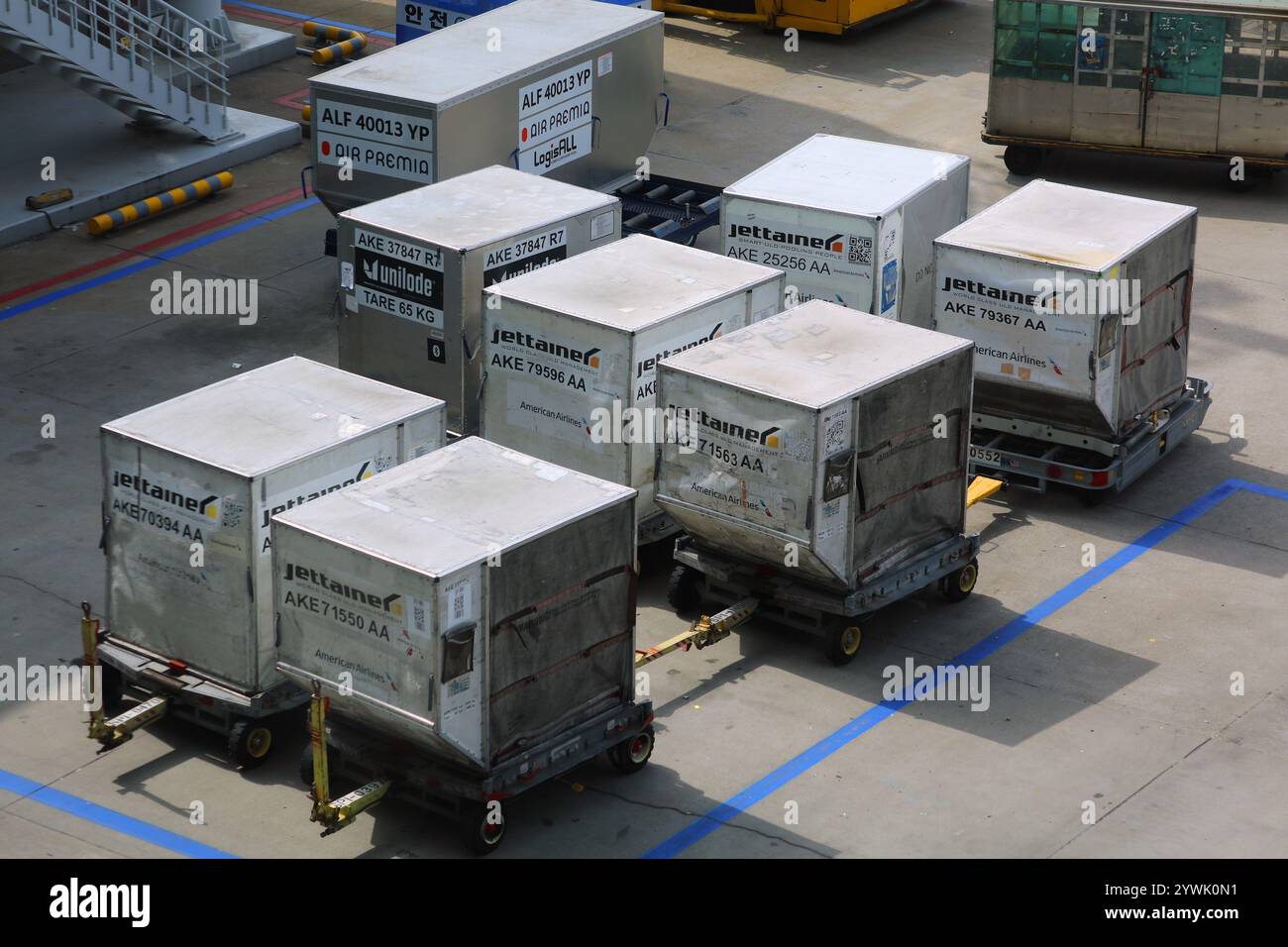 SÉOUL, CORÉE DU SUD - 10 AVRIL 2023 : conteneurs de fret aérien à l'aéroport de Séoul Incheon, le principal aéroport de Corée du Sud. Banque D'Images
