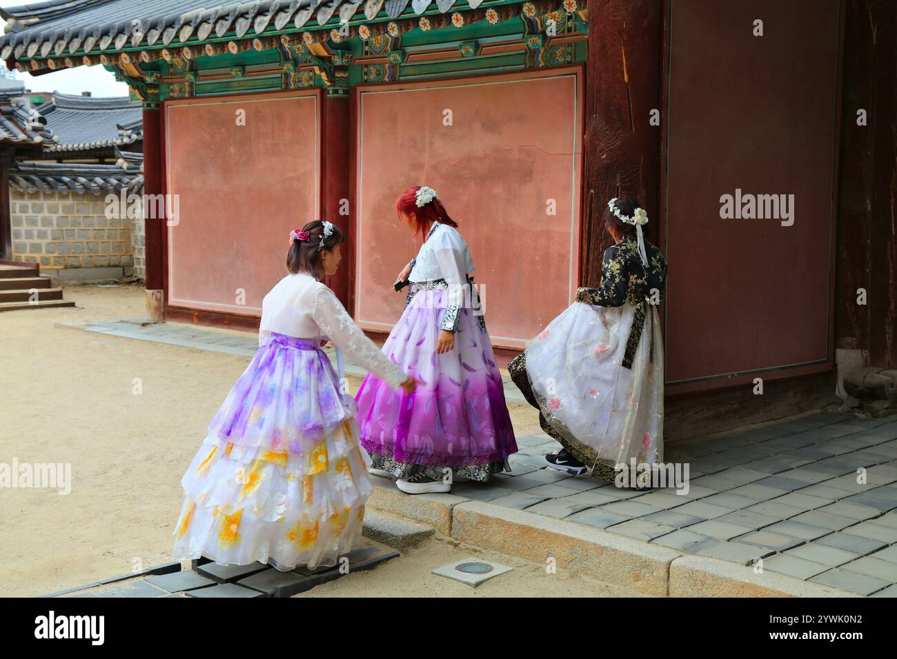 JEONJU, CORÉE DU SUD - 4 AVRIL 2023 : des touristes en vêtements traditionnels de hanbok coréens visitent le sanctuaire de Gyeonggijeon à Jeonju. Banque D'Images
