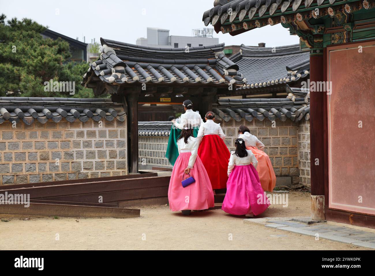 JEONJU, CORÉE DU SUD - 4 AVRIL 2023 : des touristes en vêtements hanbok traditionnels coréens visitent les jardins du sanctuaire Gyeonggijeon à Jeonju. Banque D'Images