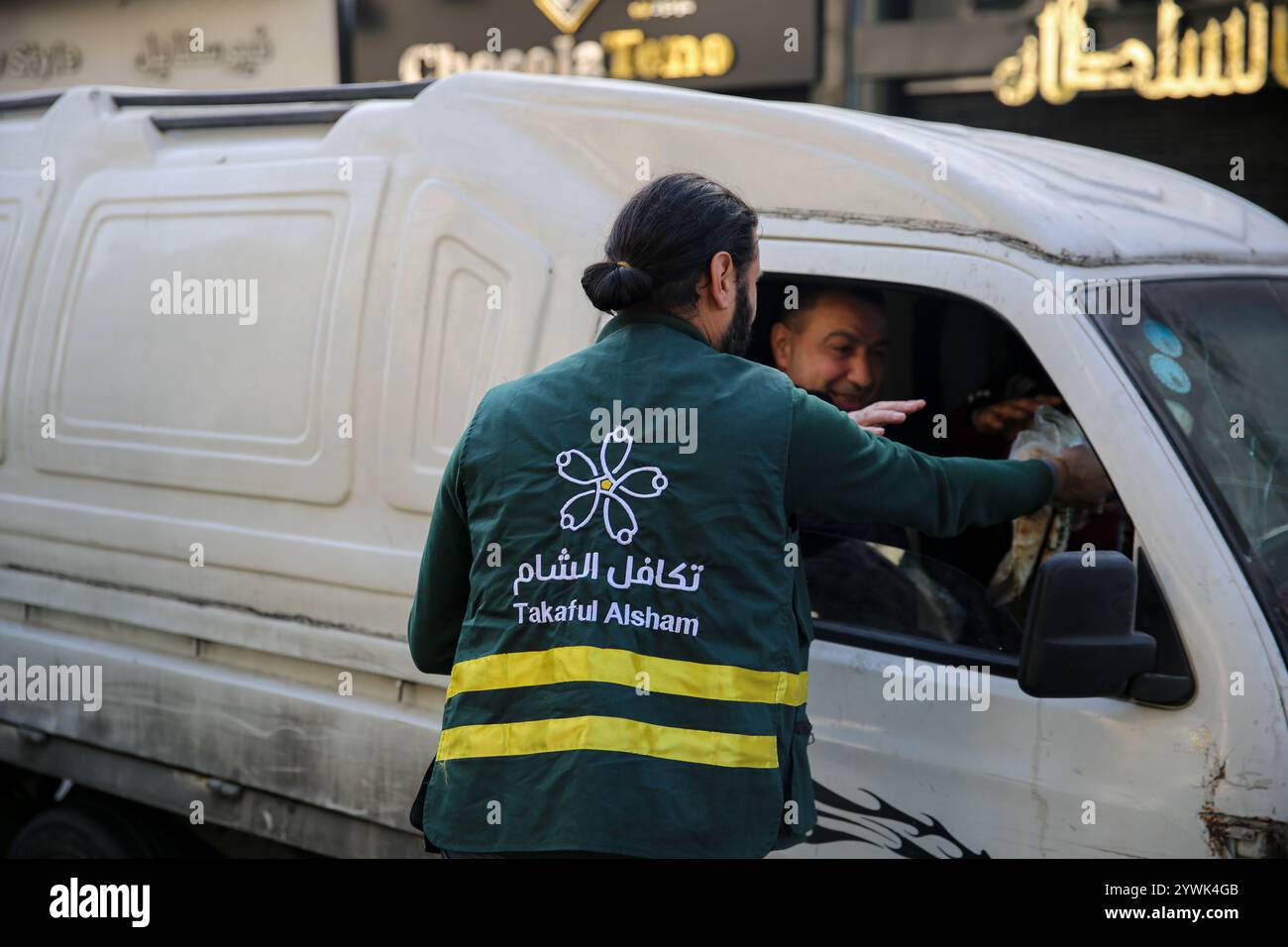 9 décembre 2024 : Damas, Syrie. 09 décembre 2024. Une organisation humanitaire locale distribue du pain aux gens dans les rues de Damas, en raison de graves pénuries alimentaires et de la flambée des prix dans la capitale et à travers la Syrie à la suite de la chute du président Bachir al-Assad aux mains des forces rebelles (crédit image : © Juma Muhammad/IMAGESLIVE via ZUMA Press Wire) USAGE ÉDITORIAL SEULEMENT ! Non destiné à UN USAGE commercial ! Banque D'Images