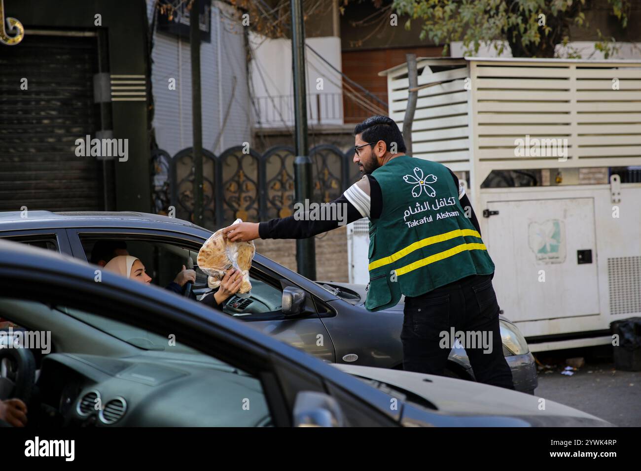 9 décembre 2024 : Damas, Syrie. 09 décembre 2024. Une organisation humanitaire locale distribue du pain aux gens dans les rues de Damas, en raison de graves pénuries alimentaires et de la flambée des prix dans la capitale et à travers la Syrie à la suite de la chute du président Bachir al-Assad aux mains des forces rebelles (crédit image : © Juma Muhammad/IMAGESLIVE via ZUMA Press Wire) USAGE ÉDITORIAL SEULEMENT ! Non destiné à UN USAGE commercial ! Banque D'Images