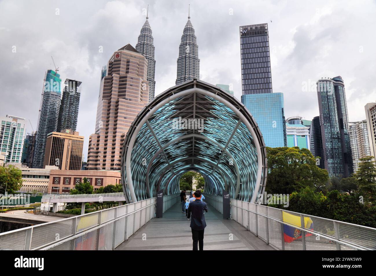 KUALA LUMPUR, MALAISIE - 2 MARS 2024 : ville de Kuala Lumpur avec la passerelle moderne Saloma Link et les tours Petronas. Banque D'Images