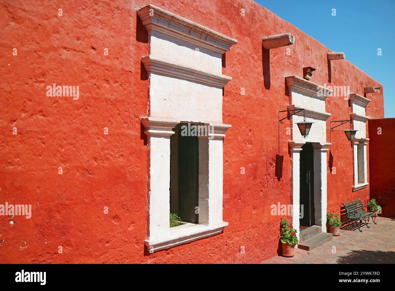 Superbe extérieur rouge orange avec fenêtre blanche bâtiments historiques dans le couvent de Santa Catalina de Siena, Arequipa, Pérou, Amérique du Sud Banque D'Images