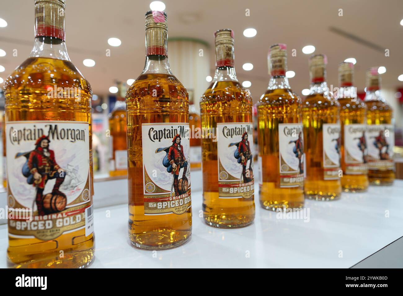 SENAI, MALAISIE - 27 NOVEMBRE 2023 : une rangée de bouteilles de rhum Captain Morgan exposées dans la section hors taxes de l'aéroport international de Senai. Banque D'Images