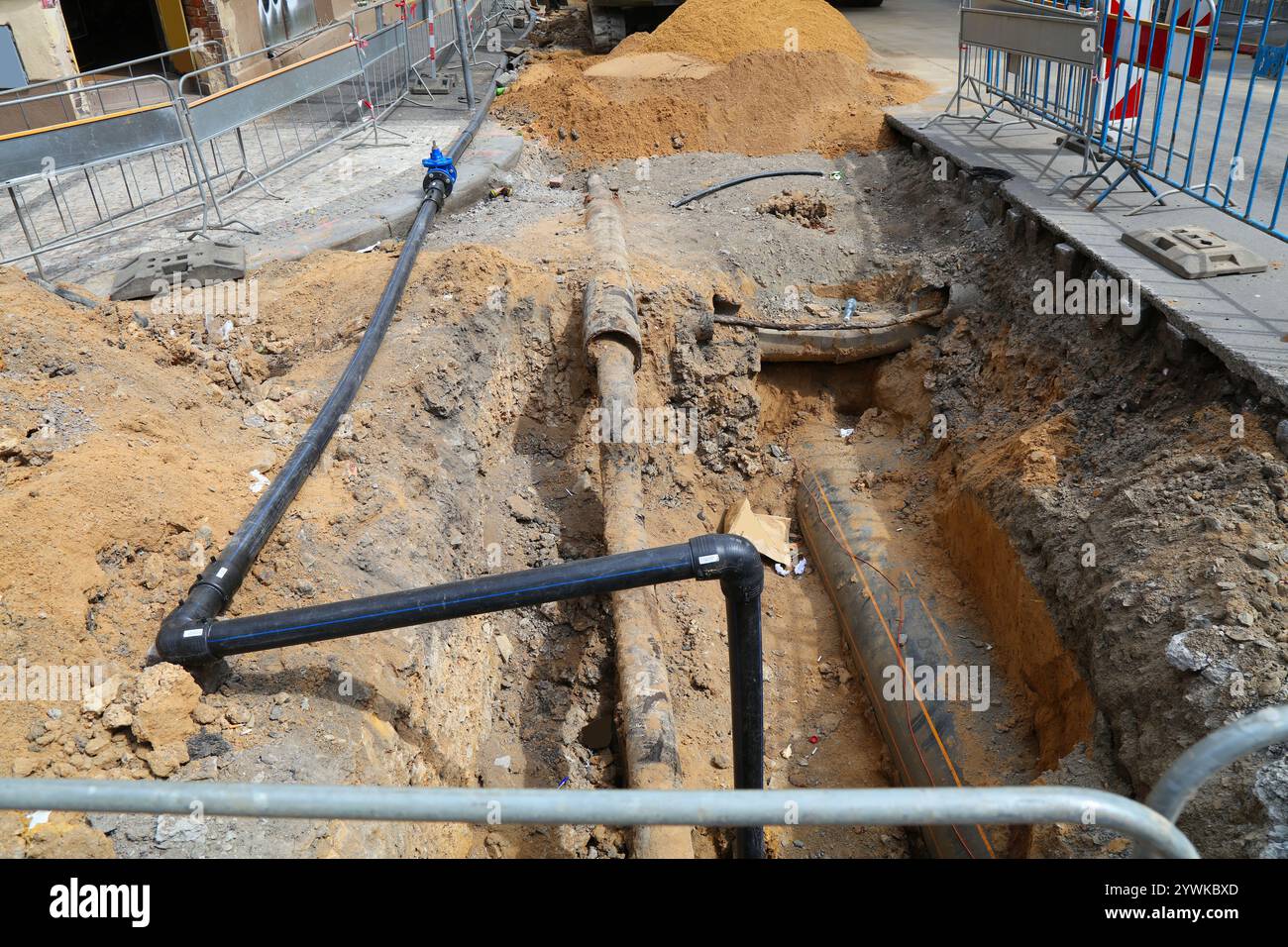 Travaux d'excavation d'entretien de rue avec conduite d'eau PE exposée, vieux tuyau d'égout en fonte, gazoduc PE et d'autres tuyaux dans la ville de Prague, République tchèque Banque D'Images