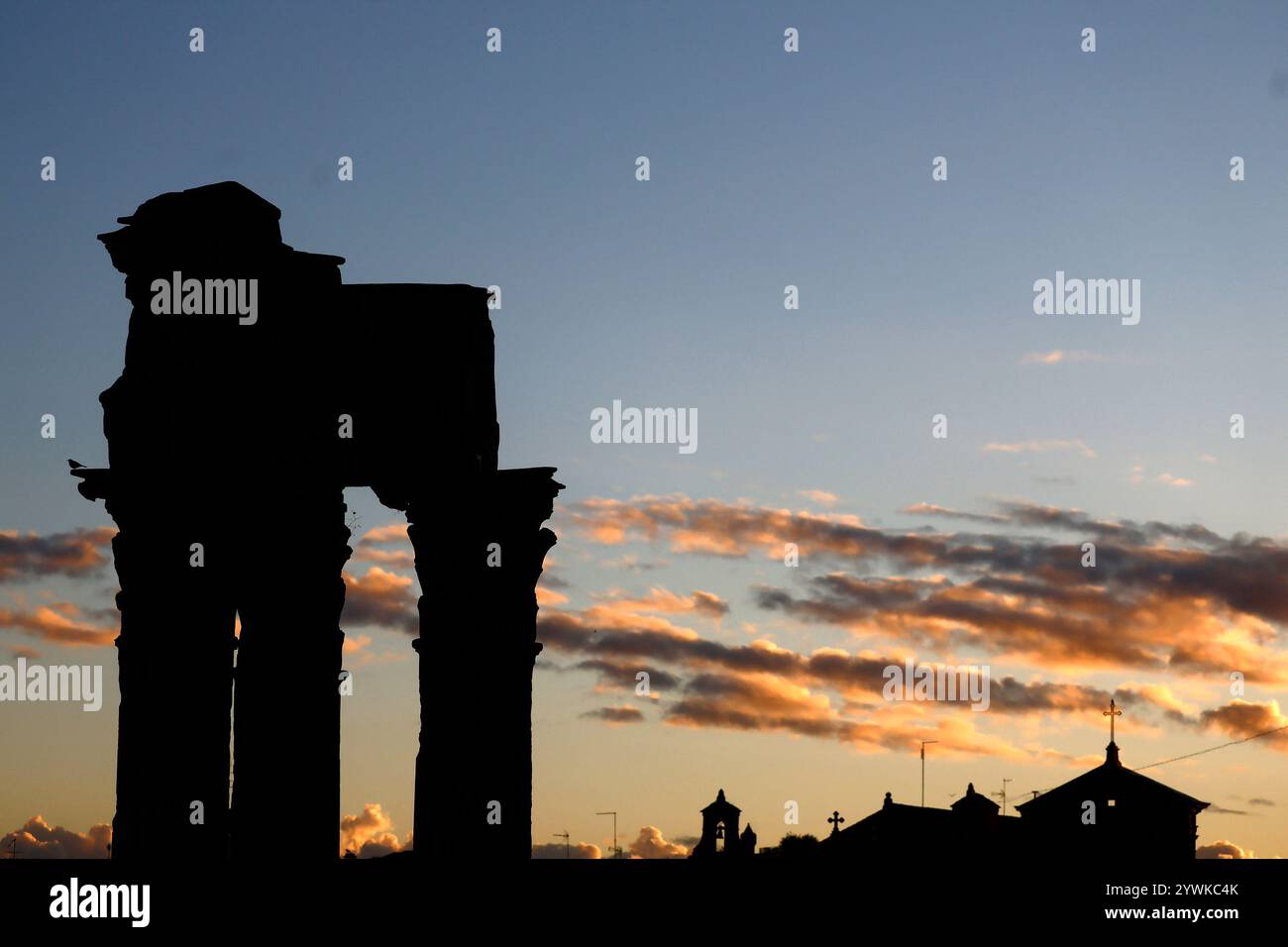 Roma, Italie. 11 décembre 2024. Tramonto dopo la pioggia sui Fori Imperiali - Mercoled&#xec ; 11 décembre 2024 - Cronaca - (foto di Cecilia Fabiano/LaPresse) coucher de soleil après la pluie sur Roman Forum &#x2014 ; Rome, Italie - mercredi 11, 2024 - Actualités - (photo de Cecilia Fabiano/LaPresse) crédit : LaPresse/Alamy Live News Banque D'Images